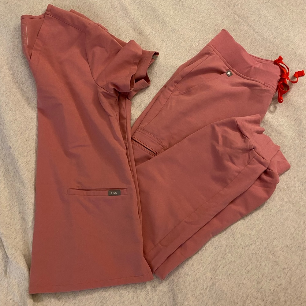Rose pink figs scrub set. Small top, medium regular jogger bottoms